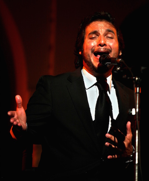 Antonio Reyes Cantando delante del micro